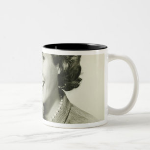 Frau, die Schalen hält Zweifarbige Tasse