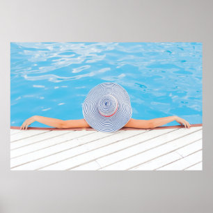 Frau, die sich auf weißer Betonoberfläche neben Sw Poster