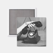 Frau, die sich das Handy nah abholt Magnet (Vorderseite/Rückseite)