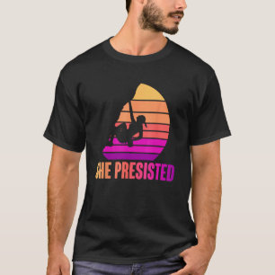 Frau, die sie wie ein Mädchen am Felsen klettern w T-Shirt
