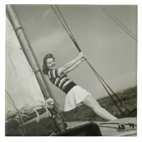 Frau, die Takelung auf Yacht hält