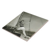 Frau, die Takelung auf Yacht hält Fliese (Seite)