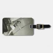 Frau, die Takelung auf Yacht hält Gepäckanhänger (Vorderseite horizontal)