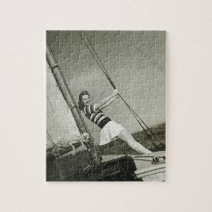 Frau, die Takelung auf Yacht hält Puzzle