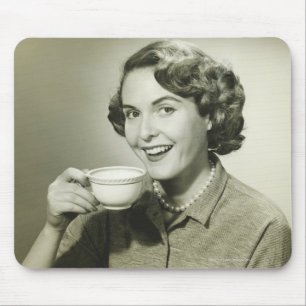 Frau, die Tassen hält Mousepad