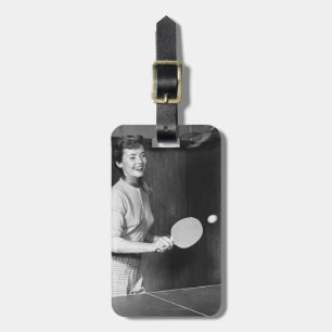 Frau, die Tischtennis spielt Gepäckanhänger