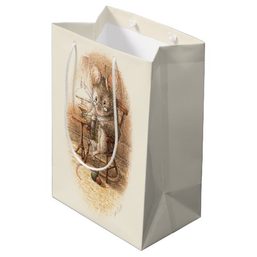 Frau Dormouse Knitting Mittlere Geschenktüte (Rückseite Schrägansicht)