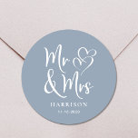 Frau Dusty Dusty Blue Wedding Runder Aufkleber<br><div class="desc">Ein chic dusty blauer Aufkleber für Ihre Hochzeitskorrespondenz und Gastgeschenke mit "Mr. & Mrs." in einer eleganten weißen Schrift und einer weißen Abbildung zweier Herzen vereint. Geben Sie Ihren Namen und Ihr Hochzeitstermin ein.</div>