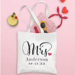 Frau Elegant Script Heart Custom Wedding Monogram Tragetasche<br><div class="desc">Personalisierte Mrs. tote Tasche für die neu verheiratete Braut mit elegantem,  modernem,  schwarzem Drehbuch und klassischem Familiennamen und Hochzeitstempel Monogramm Text,  der personalisiert werden kann. Das Design umfasst ein niedliches,  rotes Herzstück. Macht ein tolles Hochzeitsgeschenk! Laden Sie unser Geschäft für das koordinierende Mr. Taschendesign ein.</div>