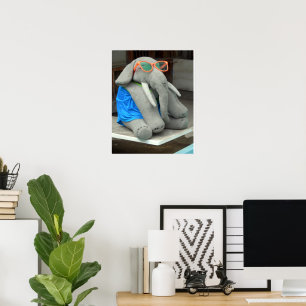 Frau Ella geht zum Pool Poster