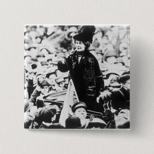 Frau Emmeline Pankhurst Addressing eine Menge Button