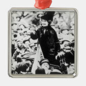 Frau Emmeline Pankhurst Addressing eine Menge Ornament Aus Metall (Vorne)
