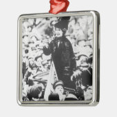 Frau Emmeline Pankhurst Addressing eine Menge Ornament Aus Metall (Links)