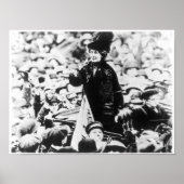 Frau Emmeline Pankhurst spricht vor einer Menschen Poster (Vorne)