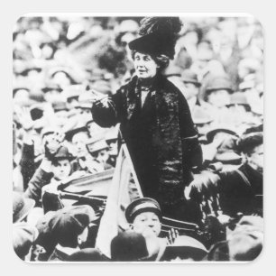 Frau Emmeline Pankhurst spricht vor einer Menschen Quadratischer Aufkleber