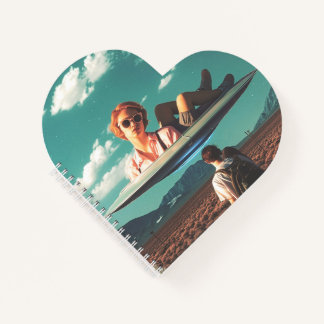 Frau entspannt auf UFO in der Wüste Notizblock