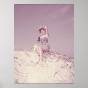 Frau entspannt sich am Strand Poster