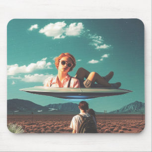 Frau entspannt sich auf einem UFO in der Wüste Mousepad