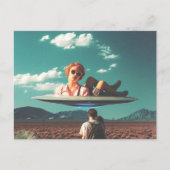 Frau entspannt sich auf einem UFO in der Wüste Postkarte (Vorderseite)
