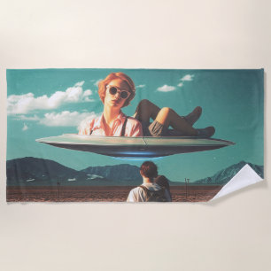 Frau entspannt sich auf einem UFO in der Wüste Strandtuch
