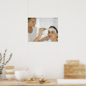 Frau erhält Schönheitsschlammmaske Poster (Küche)