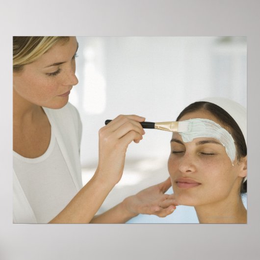 Frau erhält Schönheitsschlammmaske Poster (Vorne)
