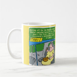 Frau findet ein fehlgeformtes Stück Nudeln Kaffeetasse