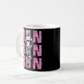 Frau führt den Triatlon durch Kaffeetasse (Vorderseite Links)
