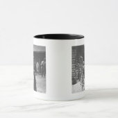 Frau füttert Bären. Tasse (Zentrum)