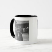 Frau füttert Bären. Tasse (Vorderseite Links)