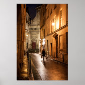 Frau geht nachts mit ihrem Hund spazieren Poster (Vorne)