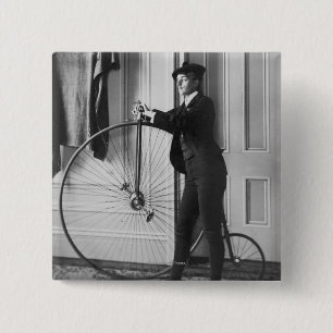 Frau gekleidet als Mann mit Fahrrad Button