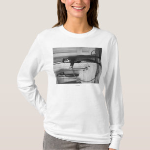 Frau gekleidet als Mann mit Fahrrad-Fotografie T-Shirt