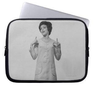 Frau gestikulierend laptopschutzhülle