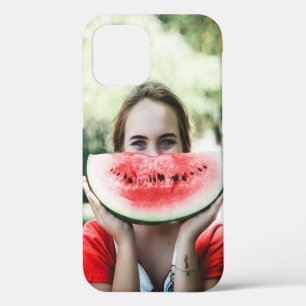 Frau hält geschnittene Wassermelone iPhone 12 Hülle