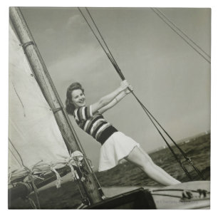 Frau hält Takelage auf Yacht Fliese