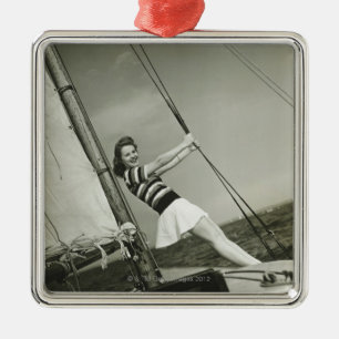 Frau hält Takelage auf Yacht Silbernes Ornament
