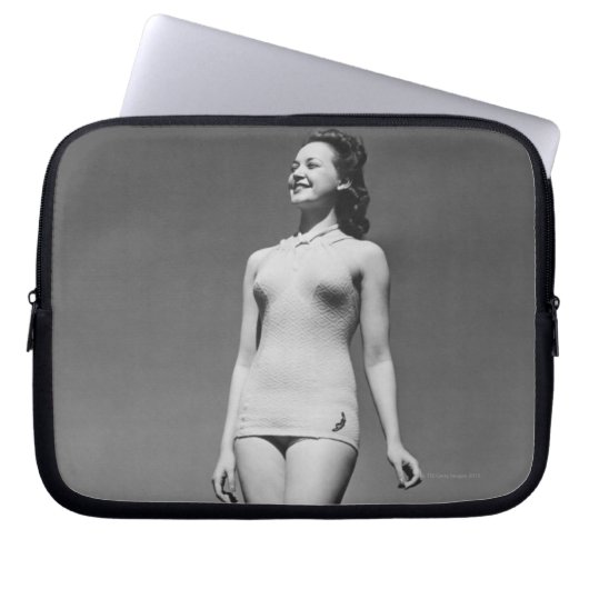 Frau im Badeanzug Laptopschutzhülle (Vorderseite)