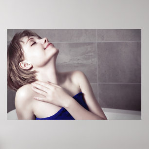 Frau im Badezimmer Poster