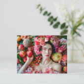 Frau im Blumenkleid mit Früchteauslage Postkarte (Stehend Vorderseite)