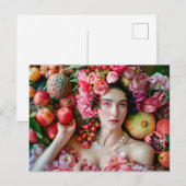 Frau im Blumenkleid mit Früchteauslage Postkarte (Vorne/Hinten)