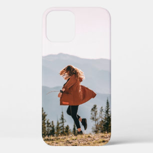 Frau im braunen Mantel Case-Mate iPhone Hülle