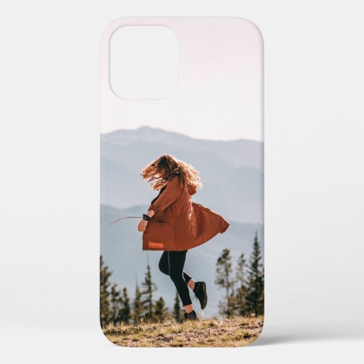 Frau im braunen Mantel Case-Mate iPhone Hülle (Rückseite)