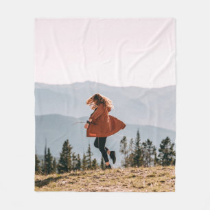 Frau im braunen Mantel Fleecedecke