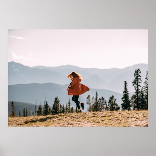 Frau im braunen Mantel Poster (Vorne)