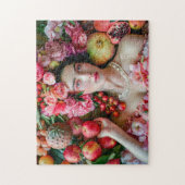 Frau im floralen Kleid mit Früchtegericht Puzzle (Vertikal)