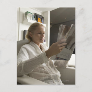 Frau im Friseursalon Postkarte