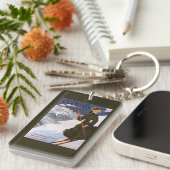 Frau im grünen Skifahren-Plakat Schlüsselanhänger (Vorderseite rechts)