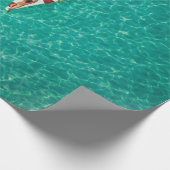 Frau im Pizzafloat Geschenkpapier (Ecke)