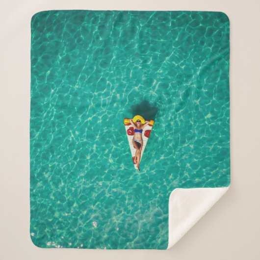 Frau im Pizzafloat Sherpadecke (Vorderseite)